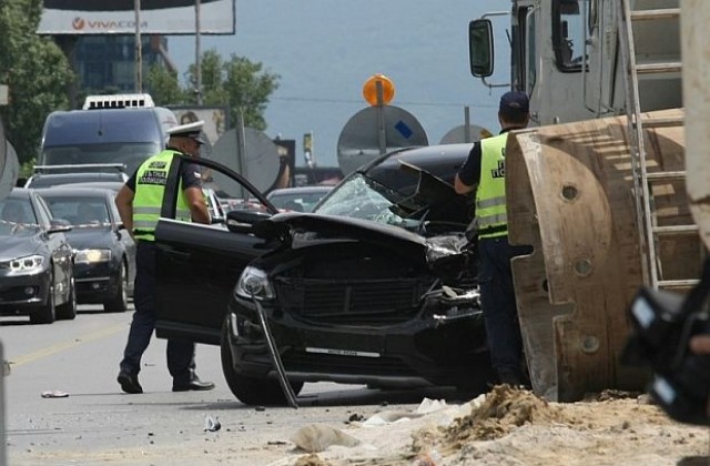 Кола се удари в кран на Цариградско шосе, двама са тежко ранени (СНИМКИ)