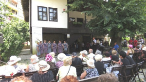 С песен на сърцето един празник на спомена леката носталгия