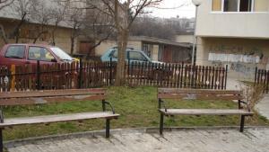От Паркстрои боядисват пейки на детски площадки в Плевен
