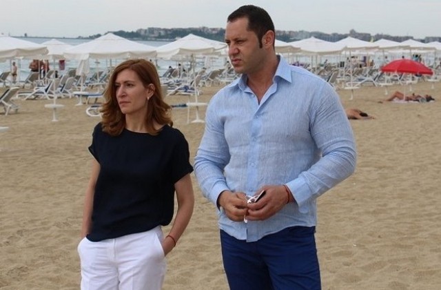 Министър Ангелкова огледа плажа в Слънчев бряг