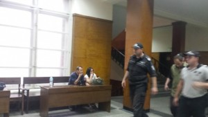 Оставиха в ареста надзирател приел подкуп