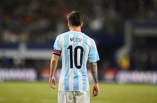 Президентът на Аржентина се моли на Меси да остане в националния отбор