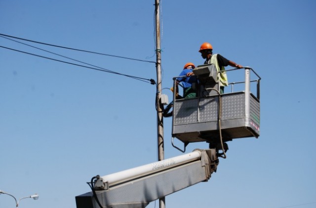 Продължава премахването на незаконните кабели от уличните стълбове в Шумен