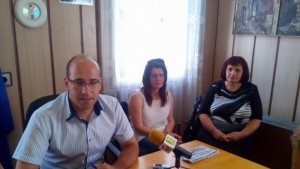 Медицински сестри излизат на протест пред сградата на Община Родопи