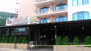 Версия Божо Кравата пази бременната си жена