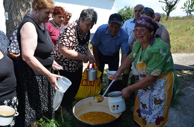 Мало и голямо се събра на храмовия празник в с. Николово