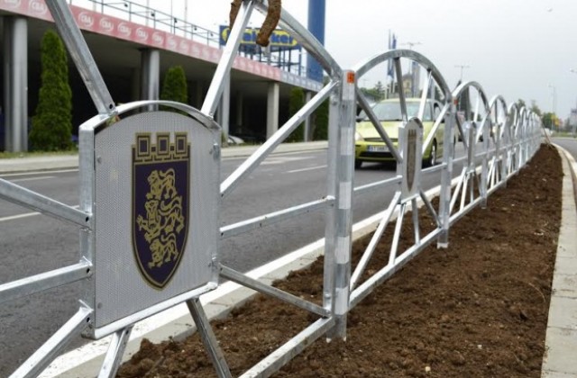 Нова ограда с герба на В. Търново подобрява безопасността на движението по ул. „Магистрална”