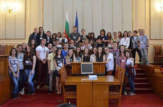 Ученици от Враца посетиха парламента