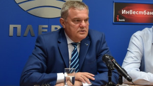 Незабавна оставка на Бъчварова поиска Румен Петков заради инцидента в