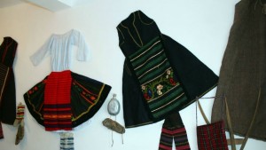 В оряховското село Остров вадят носиите от бабините ракли