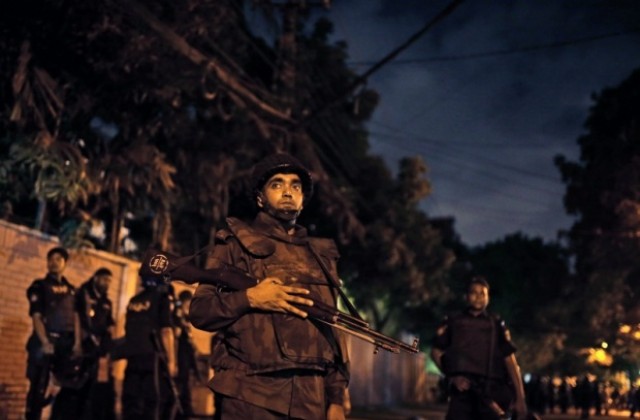6 убити терористи и 13 спасени заложници след драмата в Бангладеш