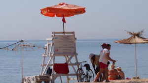 Печелят плажовете на търг с евтини чадъри