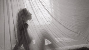 Шал предпазва от папарашки снимки