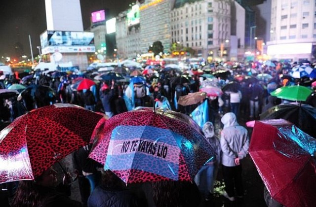 Стотици на митинг в Буенос Айрес, искат връщането на Меси (СНИМКИ)