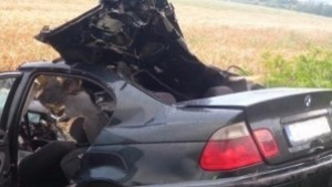 Катастрофа с комбайн помля два автомобила