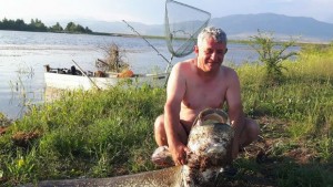 Кюстендилски доктор извади 60 кг сом от язовир Берсин