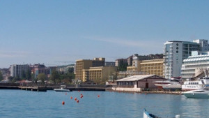 Туристи вилняха на Златни пясъци хвърляха маси и столове