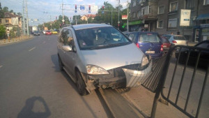 Лека кола катастрофира до автогара Юг СНИМКИ