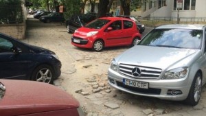 Разбит тротоар превърнат в паркинг мъчи варненци