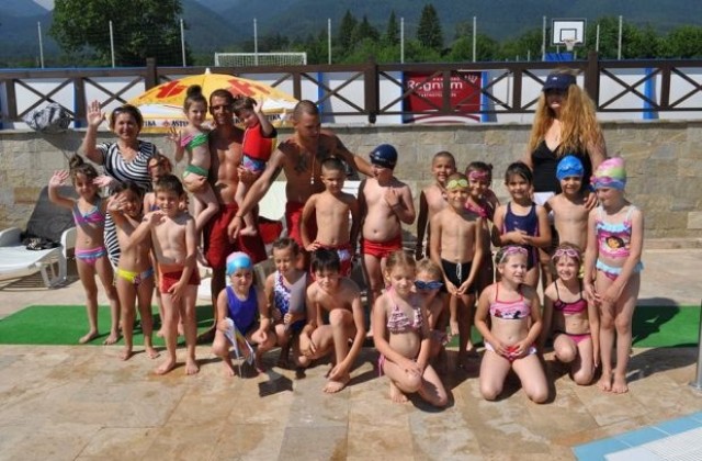 500 деца се учиха да плуват в община Банско