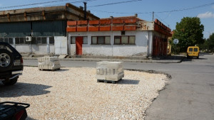 Eнтусиаст събра бригада и направи тротоар