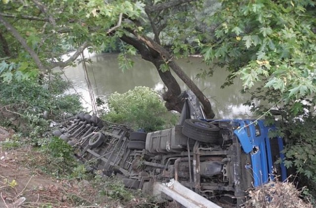 Камион падна в река Струма (СНИМКИ)