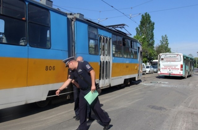 Авария спря за кратко трамваи с номера 4 и 5 в София