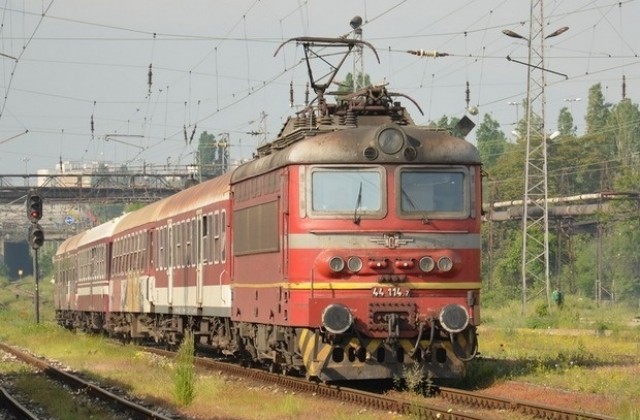 БДЖ остави без превоз десетки след спирането на влак от Дряново до Трявна