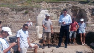 Римско корито на чешма с три лъвски глави откриха археолози