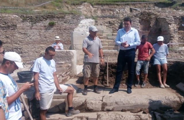 Римско корито на чешма с три лъвски глави откриха археолози край Рупите