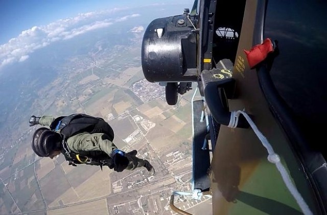 За първи път в България - скокове с парашут от вертолет Кугър