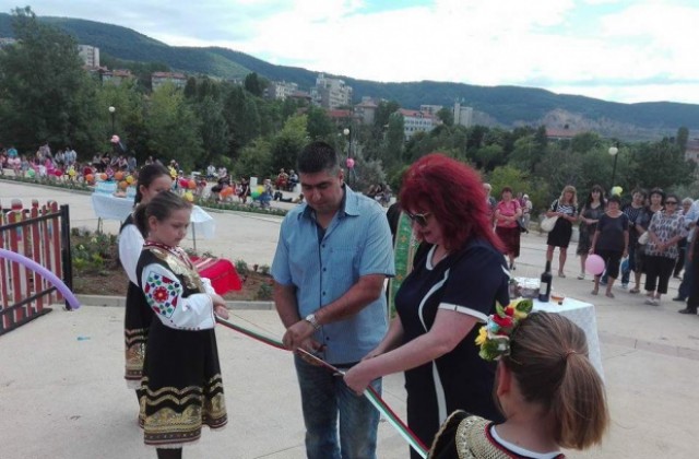 Три нови детски площадки бяха открити в Бобов дол