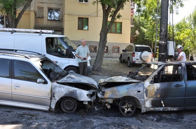 Още две коли изгоряха в Хасково