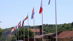 33 знамена са издигнати над улица Магистрална във Велико Търново