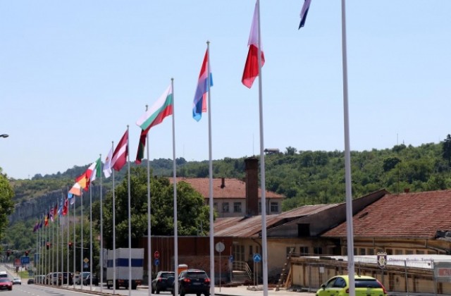 33 знамена са издигнати над улица „Магистрална” във Велико Търново