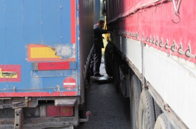 Опашки от товарни автомобили на Калотина, интензивен трафик на границата с Гърция