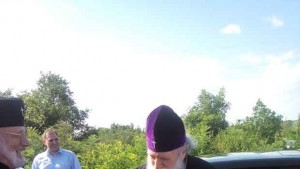 Десетки силистренци посрещнаха Патриарх Неофит край село Гарван