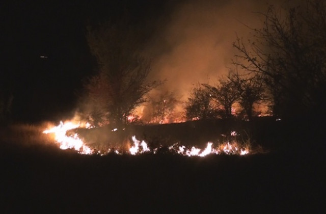 Пожарникари 13 пъти гасиха подпалени треви