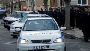 Задържаха двама българи и афганистанец за трафик на хора