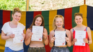 Ейлид Шарлът Джес и Алисън се обучаваха на български възрожденски