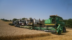 Комбайн се запали в нивата