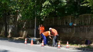 Във Велико Търново почистват основно уличните отводнителни шахти