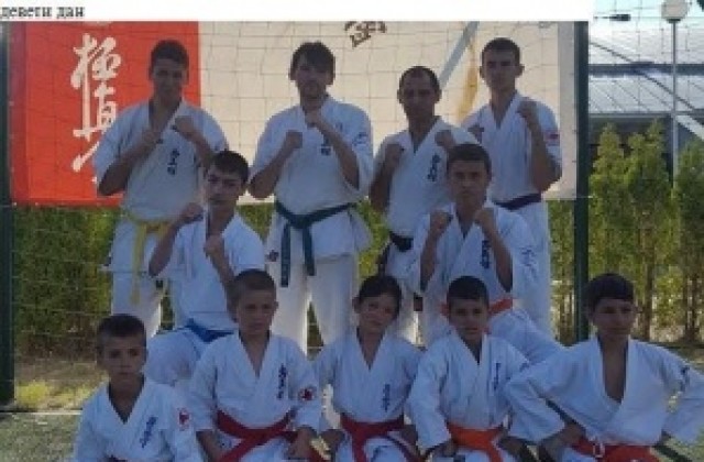 Японски каратисти обучаваха спортни надежди от Свищов