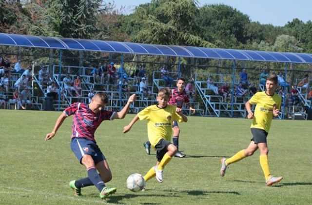 Три от четирите купи от футболния турнир в Албена отпътуваха за Румъния.
