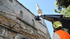 Започна плевенето на джамията