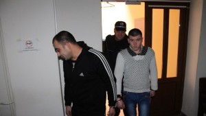 Издирват двама подсъдими за изнасилване