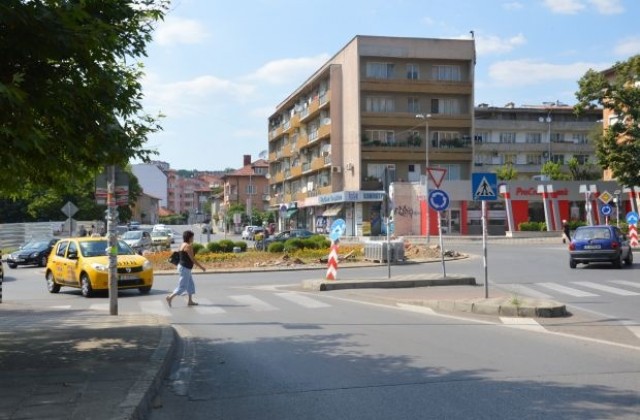 Разширяват кръговото кръстовище при III ОУ в Благоевград