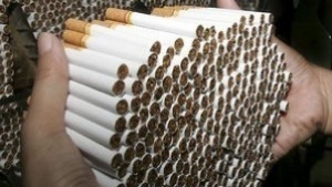 Осъдиха полицай за държане на незаконни цигари