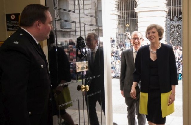 Тереза Мей обяви ключовите назначения в новото британско правителство