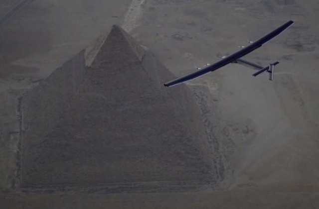 Задвижван със слънчева енергия самолет кацна в Египет